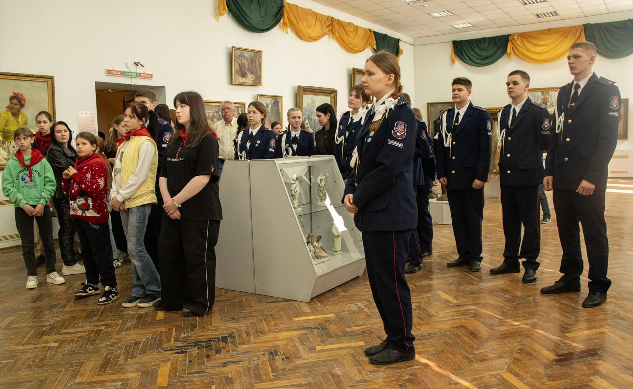 В Луганском художественном музее открылась выставка «Вперёд к звёздам», посвящённая 65-летию первого полёта человека в космос В Луганском художественном музее открылась выставка «Вперёд к звёздам», посвящённая 65-летию первого полёта человека в космос