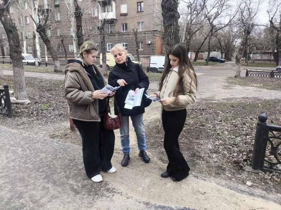 Члены УИК Алчевска проводят просветительские мероприятия для будущих избирателей Члены УИК Алчевска проводят просветительские мероприятия для будущих избирателей