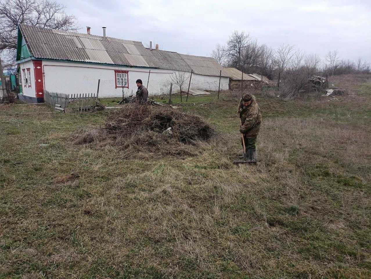 Сегодня работники отдела жизнеобеспечения села Благовка Администрации городского округа город Ровеньки оказали помощь инвалиду, матери участника СВО Науменко Ольге Евгеньевне, 1974 г. р., проживающей в с. Благовка
