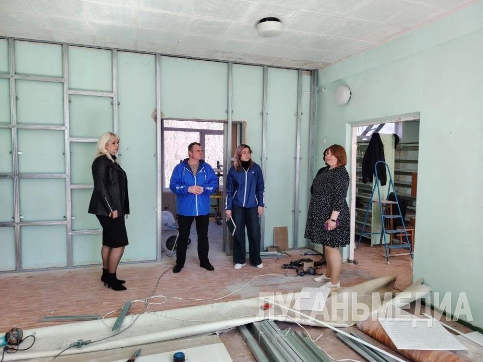 Стахановские единороссы проинспектировали ремонт в будущей модельной библиотеке Стахановские единороссы проинспектировали ремонт в будущей модельной библиотеке