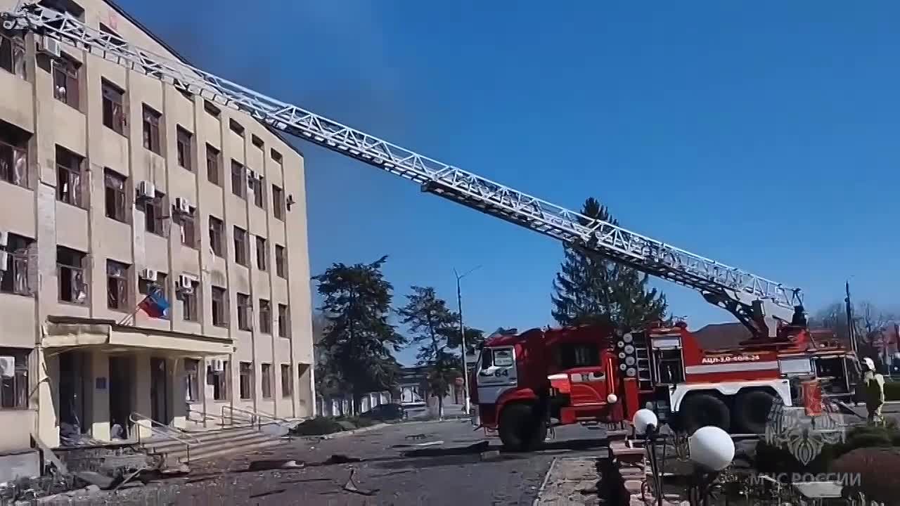МЧС опубликовало оперативное видео тушения пожара после атаки ВСУ здания Администрации в Старобельске