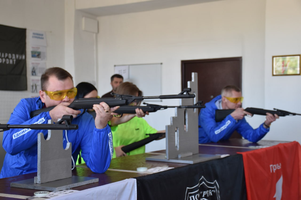 Сегодня в городе Ровеньки, в Ровеньковском технико-экономическом колледже состоялось тренировка по стрельбе из пневматического оружия в студенческом тире «СтрелОК» под руководством тренера Антона Рыбальченко – руководителя... Сегодня в городе Ровеньки, в Ровеньковском технико-экономическом колледже состоялось тренировка по стрельбе из пневматического оружия в студенческом тире «СтрелОК» под руководством тренера Антона Рыбальченко – руководителя...