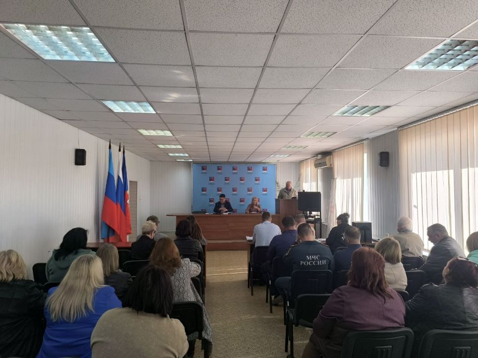Альберт Зинченко: Сегодня совместно с председателем Совета Станично-Луганского МО Татьяной Пономаревой провели аппаратное совещание с руководителями структурных подразделений, учреждений и предприятий округа Альберт Зинченко: Сегодня совместно с председателем Совета Станично-Луганского МО Татьяной Пономаревой провели аппаратное совещание с руководителями структурных подразделений, учреждений и предприятий округа