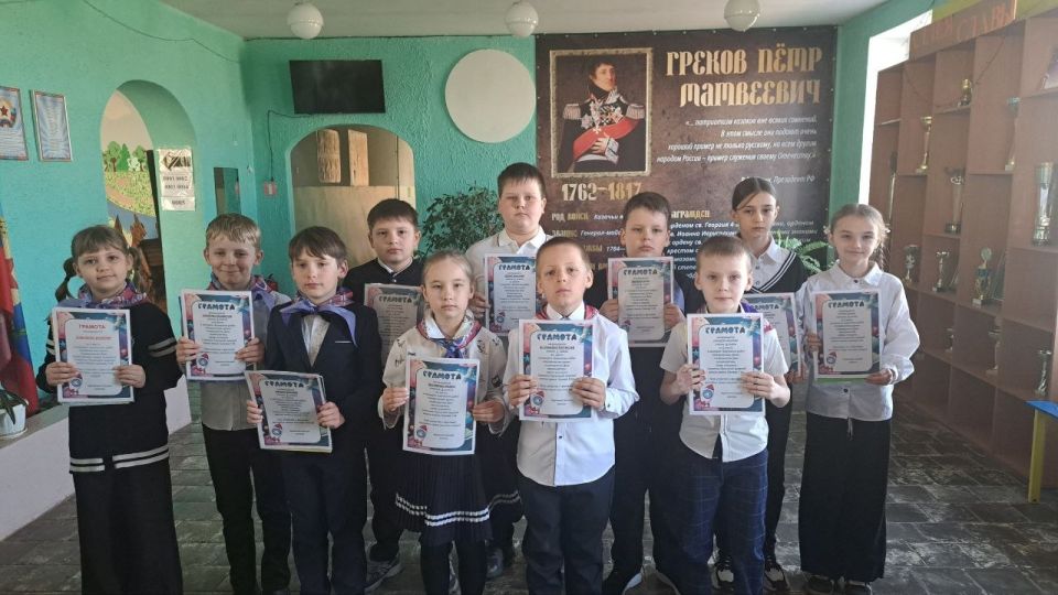 Сегодня в Станично-Луганской средней школе имени Грекова П.М. прошла торжественная линейка Сегодня в Станично-Луганской средней школе имени Грекова П.М. прошла торжественная линейка
