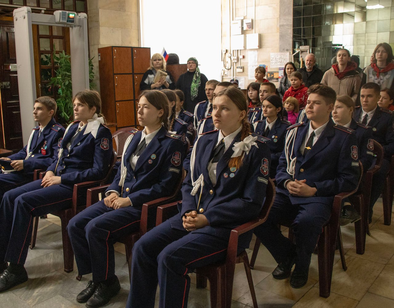 В Луганском художественном музее открылась выставка «Вперёд к звёздам», посвящённая 65-летию первого полёта человека в космос В Луганском художественном музее открылась выставка «Вперёд к звёздам», посвящённая 65-летию первого полёта человека в космос