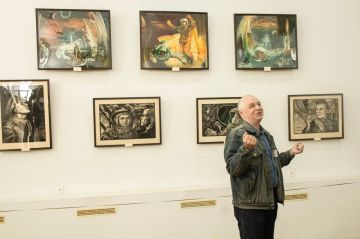 В Луганском художественном музее открылась выставка «Вперёд к звёздам», посвящённая 65-летию первого полёта человека в космос