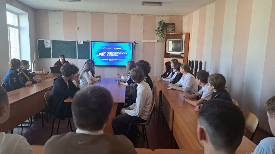 Сегодня в Станично-Луганской средней школе имени Грекова П.М. прошла торжественная линейка Сегодня в Станично-Луганской средней школе имени Грекова П.М. прошла торжественная линейка