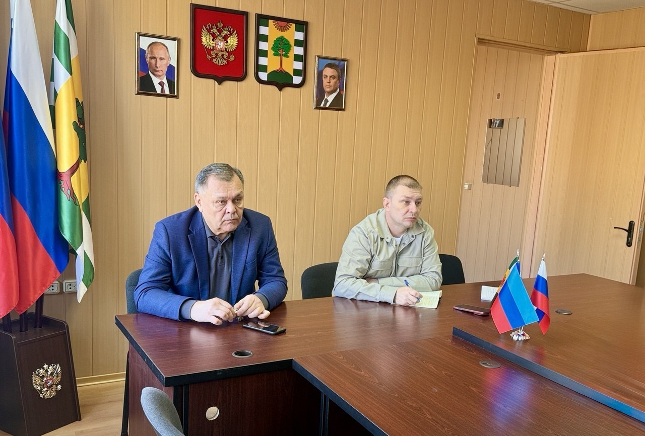 Врип главы Евгений Шаталин совместно с первым заместителем Игорем Шмидтом провёл рабочее совещание с руководителями коммунальных служб, представителями образования и здравоохранения