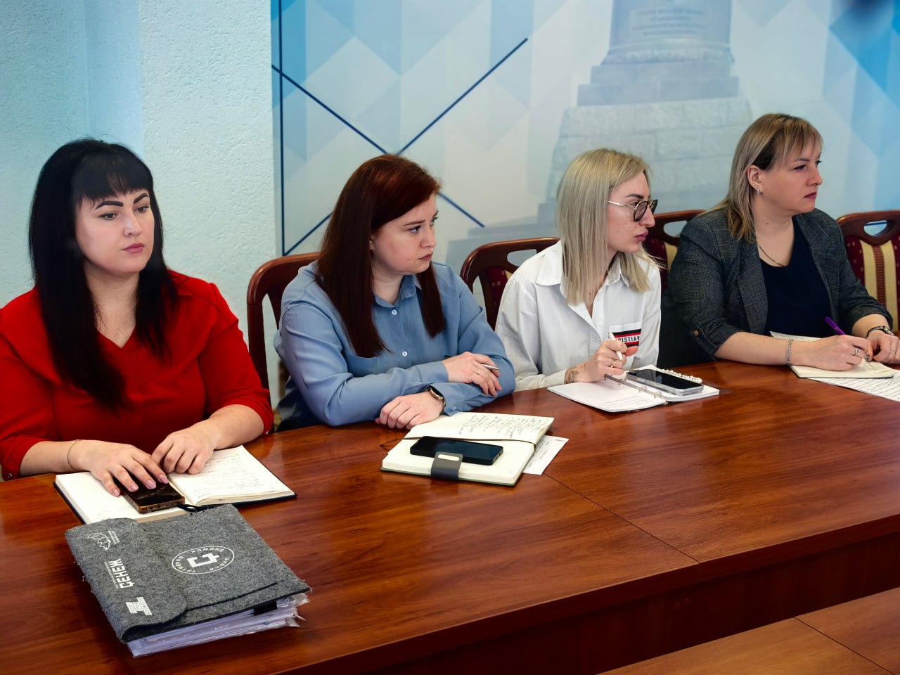 Сергей Козенко: Сегодня провел расширенное аппаратное совещание с руководителями структурных подразделений Администрации Краснодонского муниципального округа, а также с участием руководителей ресурсоснабжающих предприятий... Сергей Козенко: Сегодня провел расширенное аппаратное совещание с руководителями структурных подразделений Администрации Краснодонского муниципального округа, а также с участием руководителей ресурсоснабжающих предприятий...