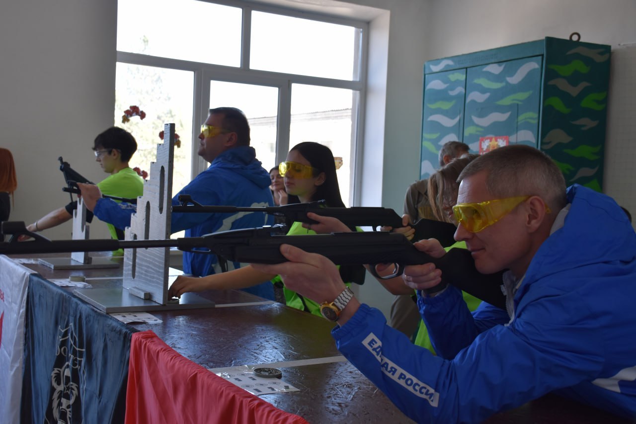 Сегодня в городе Ровеньки, в Ровеньковском технико-экономическом колледже состоялось тренировка по стрельбе из пневматического оружия в студенческом тире «СтрелОК» под руководством тренера Антона Рыбальченко – руководителя... Сегодня в городе Ровеньки, в Ровеньковском технико-экономическом колледже состоялось тренировка по стрельбе из пневматического оружия в студенческом тире «СтрелОК» под руководством тренера Антона Рыбальченко – руководителя...