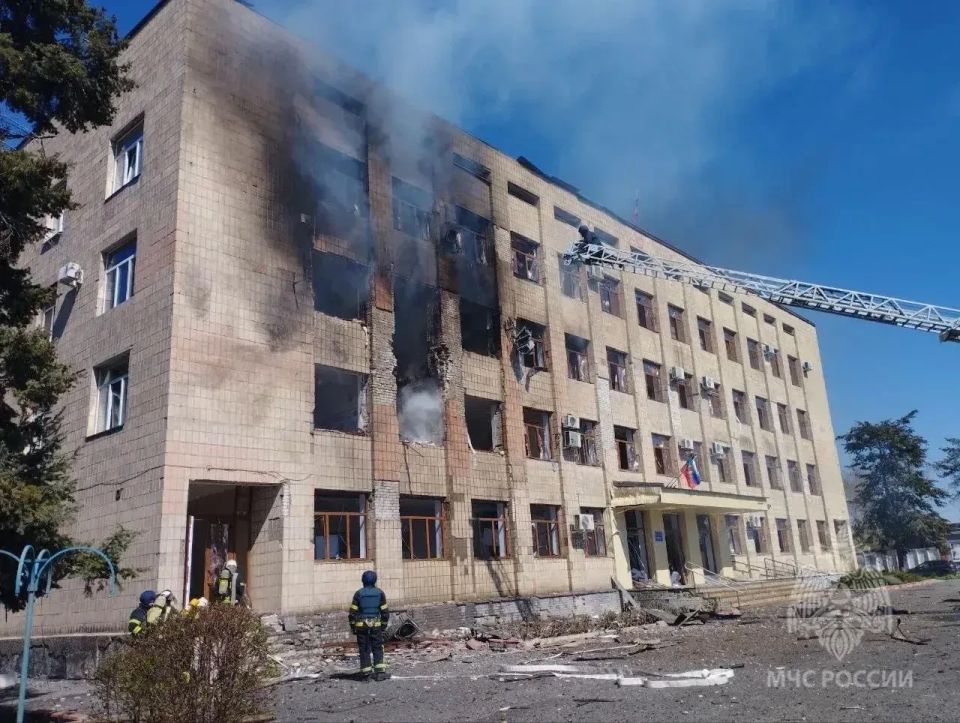В Старобельске после атаки БПЛА загорелось здание администрации В Старобельске после атаки БПЛА загорелось здание администрации