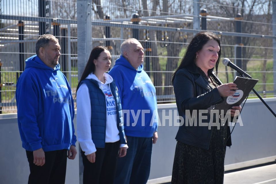 В Лутугино дан старт спортивному марафону «Сила России», который в этом году ознаменовался особым событием – открытой тренировкой на новом физкультурно-оздоровительном комплексе открытого типа В Лутугино дан старт спортивному марафону «Сила России», который в этом году ознаменовался особым событием – открытой тренировкой на новом физкультурно-оздоровительном комплексе открытого типа