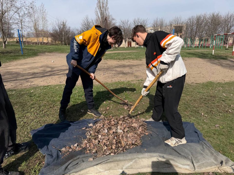 Фотофакт: В Молодогвардейском многопрофильном колледже имени героев подпольной организации «Молодая гвардия» продолжается активная работа по благоустройству территории учебного заведения Фотофакт: В Молодогвардейском многопрофильном колледже имени героев подпольной организации «Молодая гвардия» продолжается активная работа по благоустройству территории учебного заведения