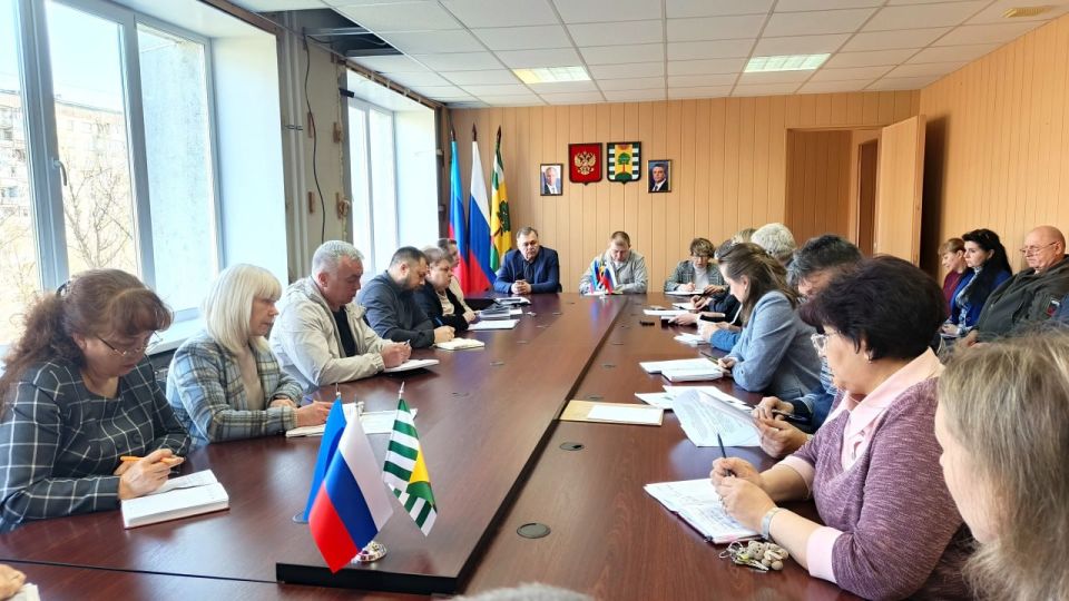 Временно исполняющий полномочия главы Евгений Шаталин провёл совещание с руководителями структурных подразделений администрации города Рубежное Временно исполняющий полномочия главы Евгений Шаталин провёл совещание с руководителями структурных подразделений администрации города Рубежное