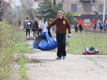 Члены МИК Стаханова привели в порядок могилу героя-моряка Фёдора Бурбело