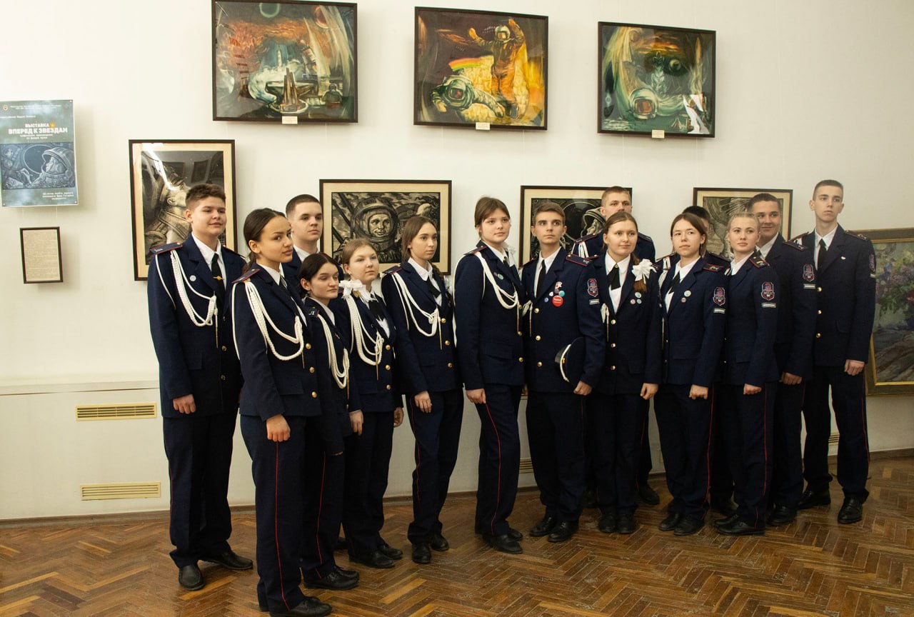 В Луганском художественном музее открылась выставка «Вперёд к звёздам», посвящённая 65-летию первого полёта человека в космос В Луганском художественном музее открылась выставка «Вперёд к звёздам», посвящённая 65-летию первого полёта человека в космос