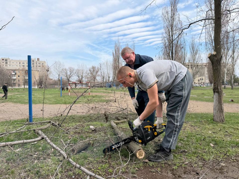 Фотофакт: В Молодогвардейском многопрофильном колледже имени героев подпольной организации «Молодая гвардия» продолжается активная работа по благоустройству территории учебного заведения Фотофакт: В Молодогвардейском многопрофильном колледже имени героев подпольной организации «Молодая гвардия» продолжается активная работа по благоустройству территории учебного заведения