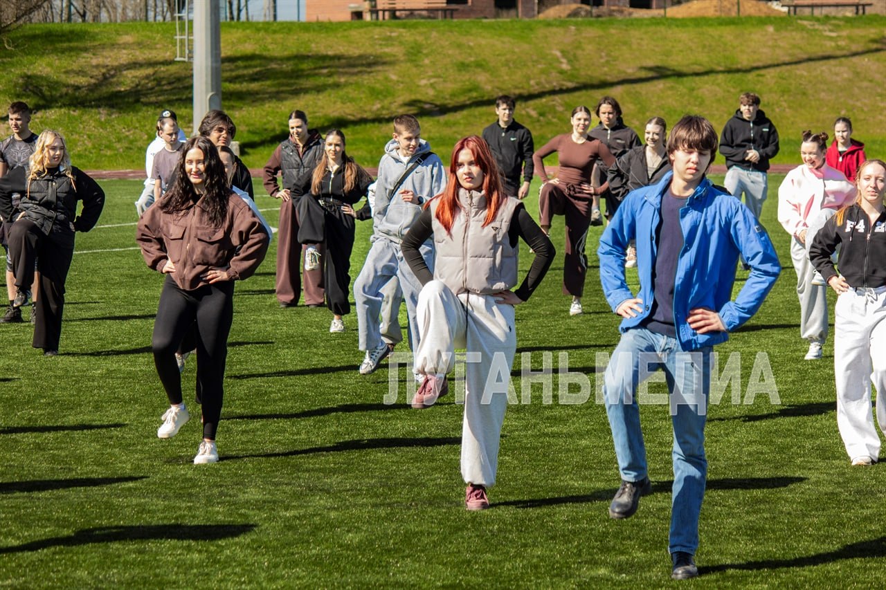В Луганске на стадионе Луганского государственного университета им. В. Даля состоялось открытие Всероссийского спортивного марафона «Сила России», инициированного политической партией «Единая Россия» В Луганске на стадионе Луганского государственного университета им. В. Даля состоялось открытие Всероссийского спортивного марафона «Сила России», инициированного политической партией «Единая Россия»