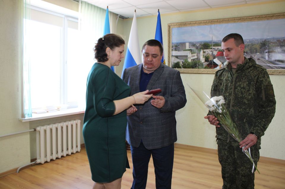 В Администрации городского округа город Ровеньки состоялось вручение государственных наград Российской Федерации членам семей погибших защитников Отечества В Администрации городского округа город Ровеньки состоялось вручение государственных наград Российской Федерации членам семей погибших защитников Отечества