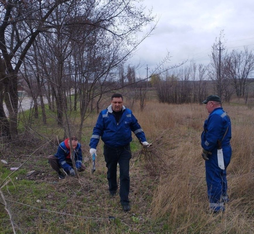 Чистота в Лутугино: сотрудники «Энергосбыта» привели в порядок переулок Спортивный Чистота в Лутугино: сотрудники «Энергосбыта» привели в порядок переулок Спортивный
