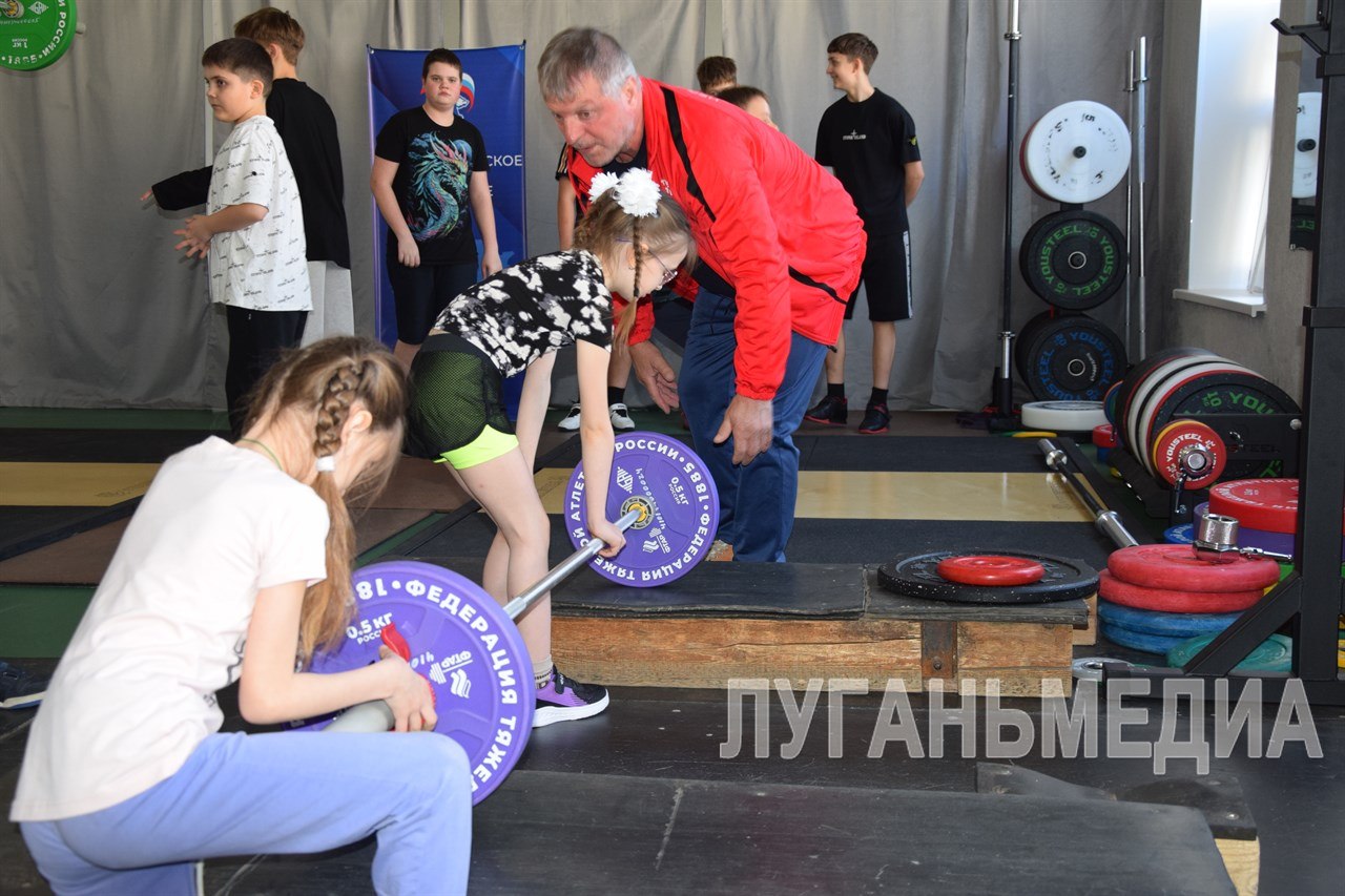 Открытая тренировка по тяжелой атлетике прошла в Славяносербске Открытая тренировка по тяжелой атлетике прошла в Славяносербске