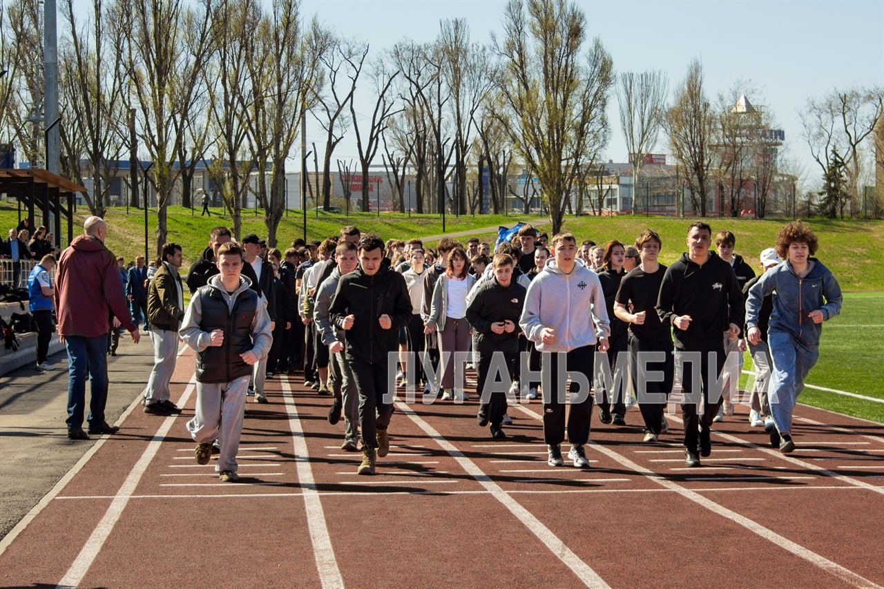 В Луганске на стадионе Луганского государственного университета им. В. Даля состоялось открытие Всероссийского спортивного марафона «Сила России», инициированного политической партией «Единая Россия»