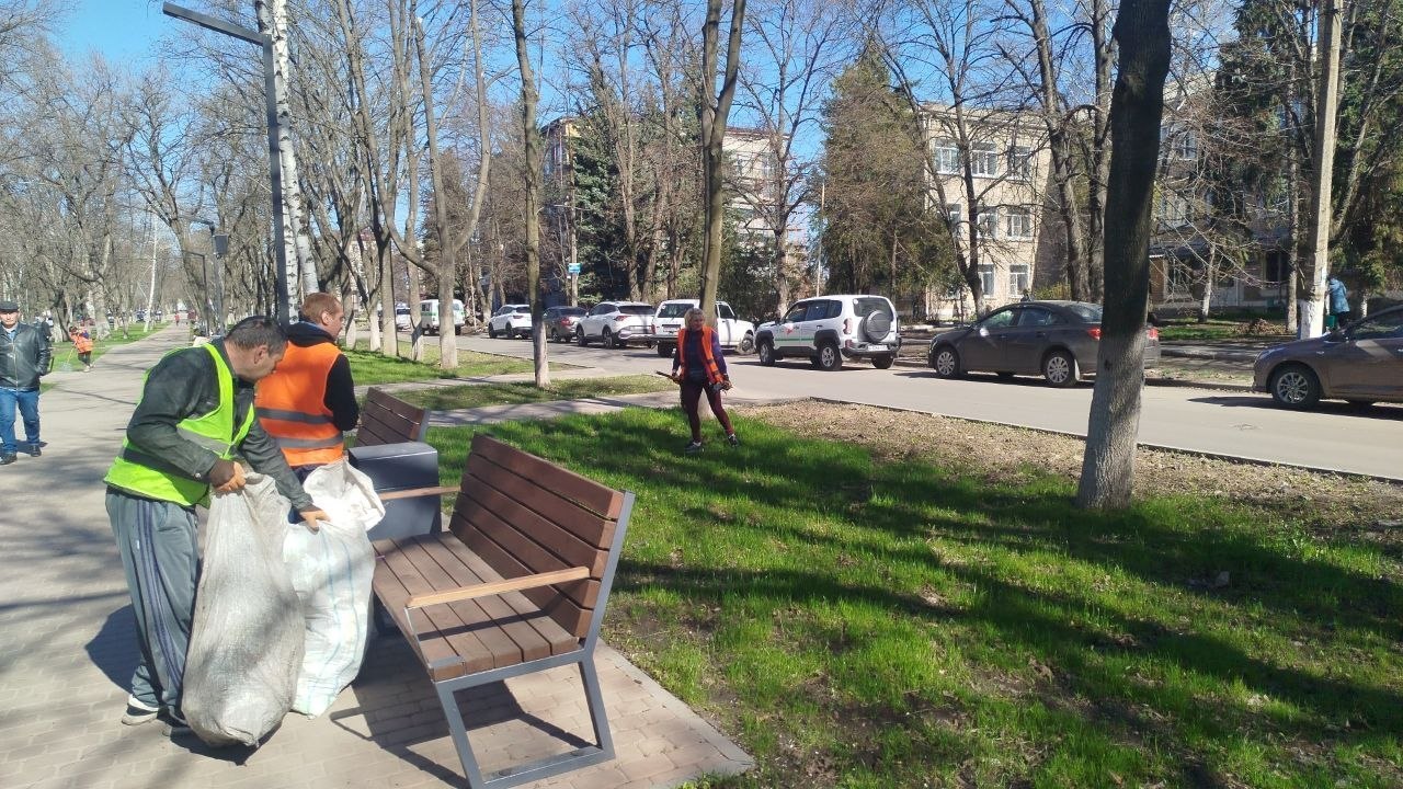 МУП «ЖЭК» города Ровеньки ежедневно проводит комплекс мероприятий, направленных на обеспечение чистоты и санитарно-эпидемиологического благополучия населения городского округа город Ровеньки МУП «ЖЭК» города Ровеньки ежедневно проводит комплекс мероприятий, направленных на обеспечение чистоты и санитарно-эпидемиологического благополучия населения городского округа город Ровеньки