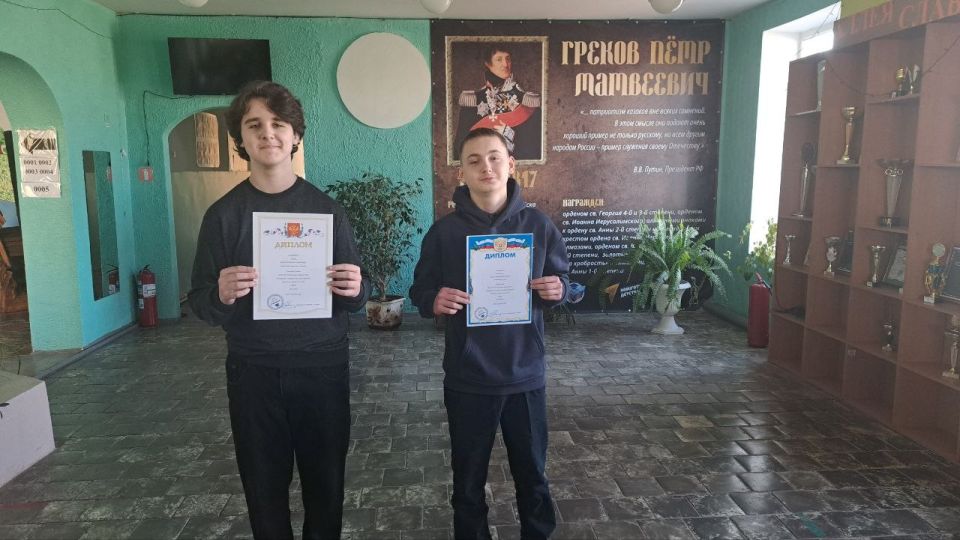 Сегодня в Станично-Луганской средней школе имени Грекова П.М. прошла торжественная линейка Сегодня в Станично-Луганской средней школе имени Грекова П.М. прошла торжественная линейка