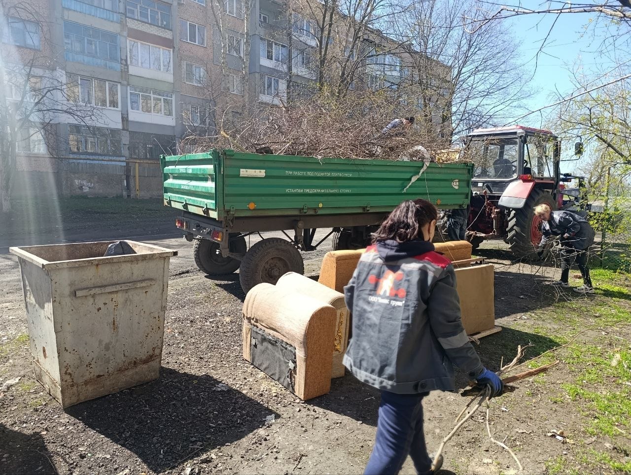 МУП «ЖЭК» города Ровеньки ежедневно проводит комплекс мероприятий, направленных на обеспечение чистоты и санитарно-эпидемиологического благополучия населения городского округа город Ровеньки МУП «ЖЭК» города Ровеньки ежедневно проводит комплекс мероприятий, направленных на обеспечение чистоты и санитарно-эпидемиологического благополучия населения городского округа город Ровеньки