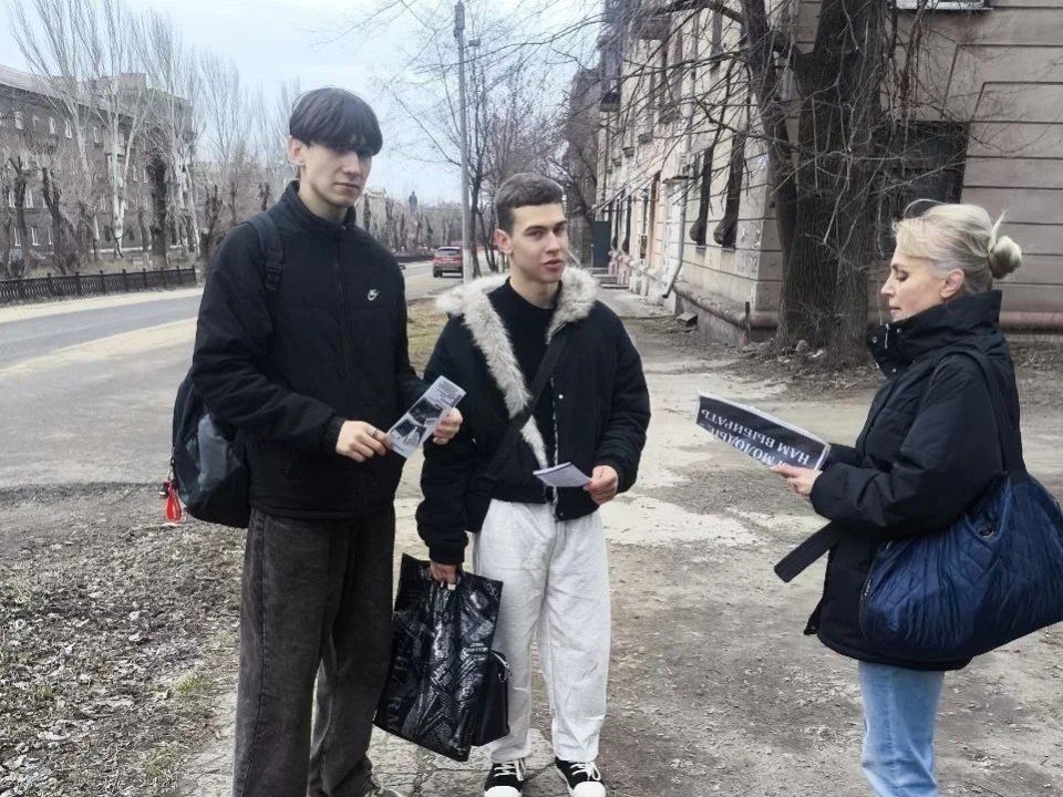Члены УИК Алчевска проводят просветительские мероприятия для будущих избирателей Члены УИК Алчевска проводят просветительские мероприятия для будущих избирателей