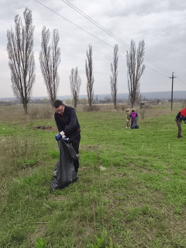 Чистота в Лутугино: сотрудники «Энергосбыта» привели в порядок переулок Спортивный Чистота в Лутугино: сотрудники «Энергосбыта» привели в порядок переулок Спортивный
