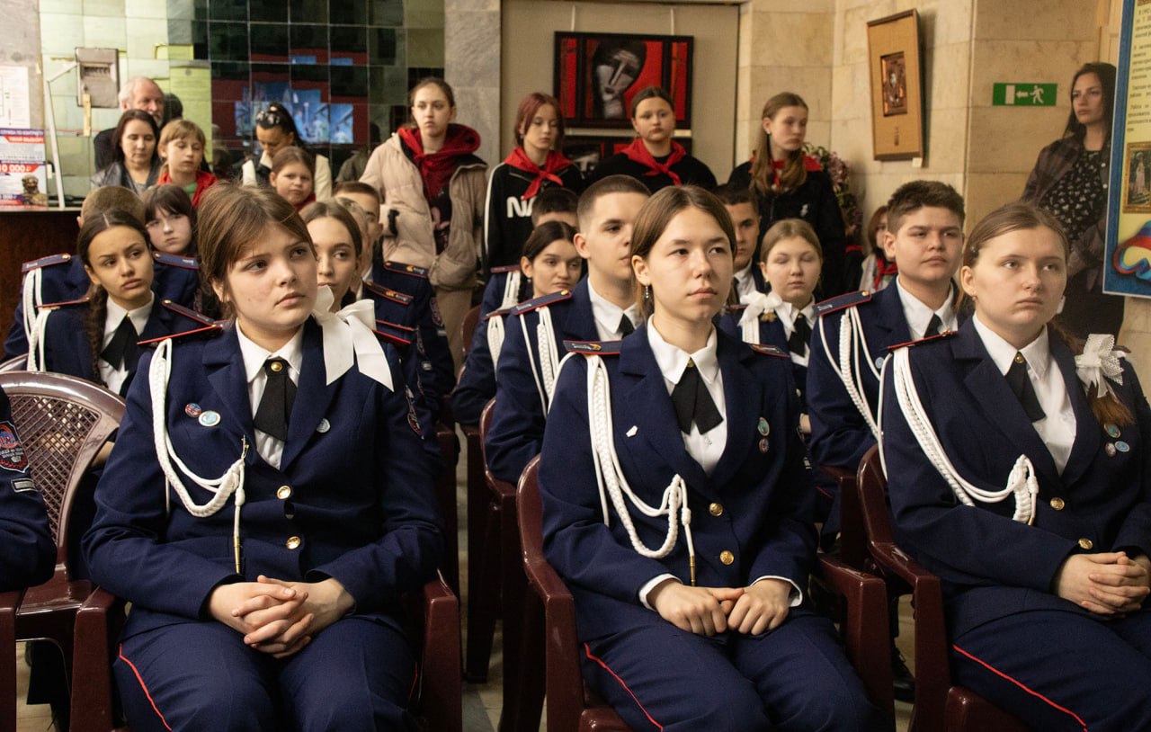 В Луганском художественном музее открылась выставка «Вперёд к звёздам», посвящённая 65-летию первого полёта человека в космос В Луганском художественном музее открылась выставка «Вперёд к звёздам», посвящённая 65-летию первого полёта человека в космос