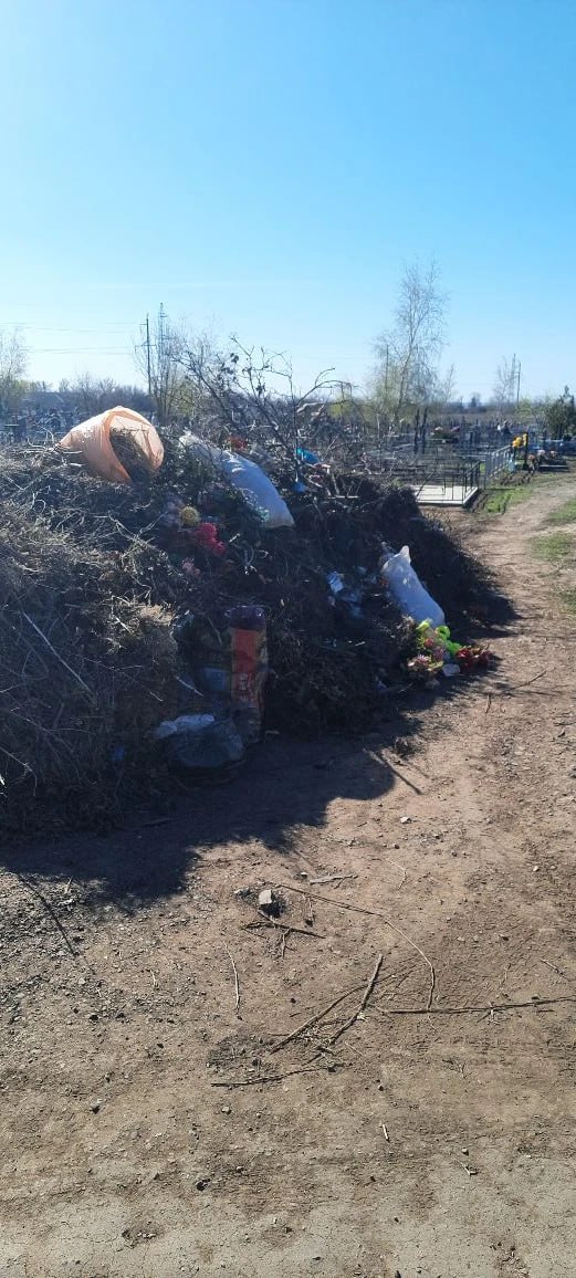 В Краснодонском муниципальном округе продолжается работа по наведению порядка на кладбищах в преддверии светлого праздника Пасхи В Краснодонском муниципальном округе продолжается работа по наведению порядка на кладбищах в преддверии светлого праздника Пасхи