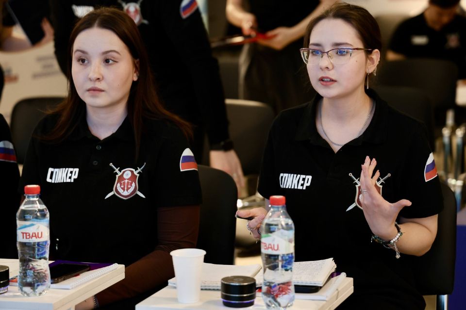 Луганск и Екатеринбург: Молодежь объединилась в дебатах Луганск и Екатеринбург: Молодежь объединилась в дебатах