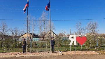 Сегодня в Станично-Луганской средней школе имени Грекова П.М. прошла торжественная линейка