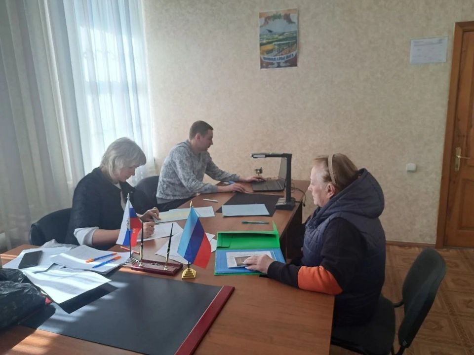 В отделе жизнеобеспечения пгт Новодарьевка 6 апреля прошел выездной прием специалистов Роскадастра из Луганска В отделе жизнеобеспечения пгт Новодарьевка 6 апреля прошел выездной прием специалистов Роскадастра из Луганска