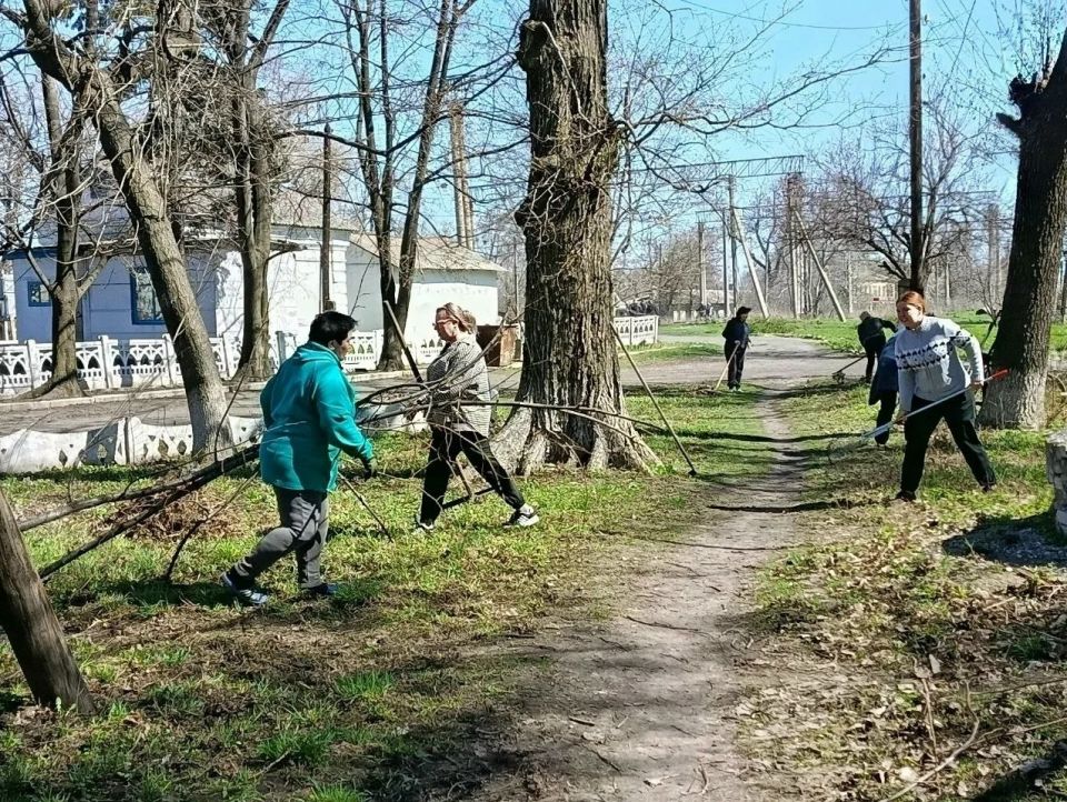 Сегодня, в рамках проекта «Чистая страна», сотрудники отдела жизнеобеспечения пгт Новодарьевка совместно с активистами первичного отделения Всероссийскойполитической партии «Единая Россия» № 11 пгт Новодарьевка города... Сегодня, в рамках проекта «Чистая страна», сотрудники отдела жизнеобеспечения пгт Новодарьевка совместно с активистами первичного отделения Всероссийскойполитической партии «Единая Россия» № 11 пгт Новодарьевка города...