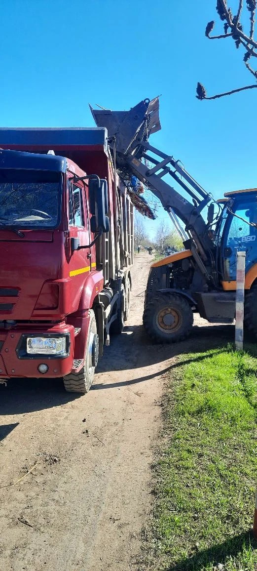 В Краснодонском муниципальном округе продолжается работа по наведению порядка на кладбищах в преддверии светлого праздника Пасхи В Краснодонском муниципальном округе продолжается работа по наведению порядка на кладбищах в преддверии светлого праздника Пасхи