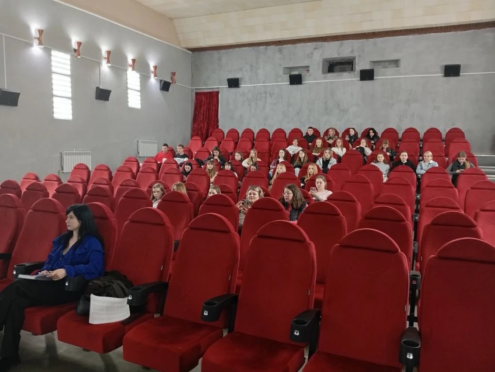 Сегодня в Ровеньках состоялась встреча с волонтёрами, посвящённая подготовке к Всероссийскому голосованию за объекты, которые будут благоустроены в 2027 году Сегодня в Ровеньках состоялась встреча с волонтёрами, посвящённая подготовке к Всероссийскому голосованию за объекты, которые будут благоустроены в 2027 году