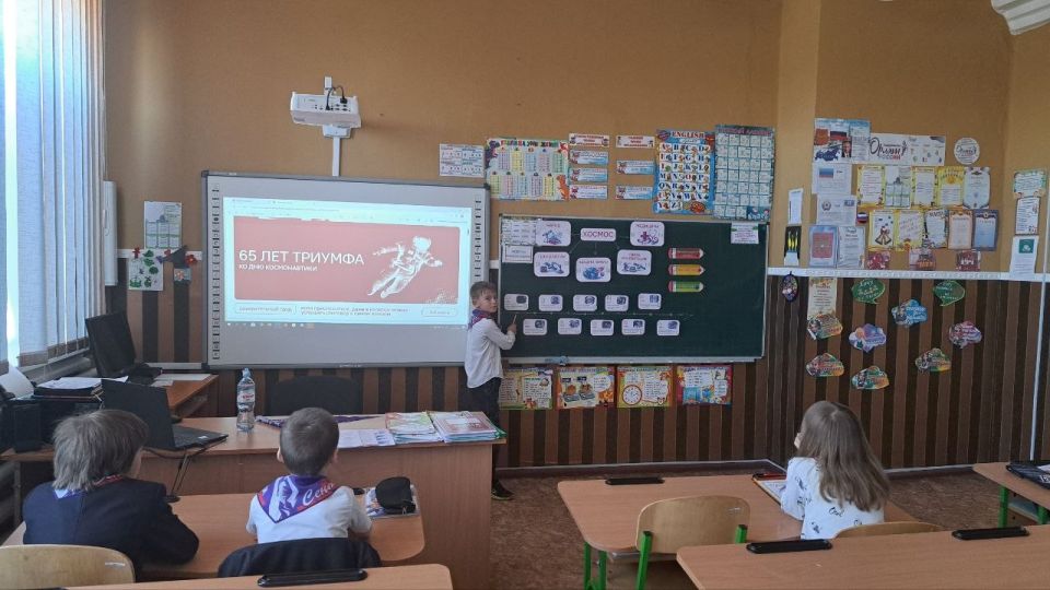 Сегодня в Станично-Луганской средней школе имени Грекова П.М. прошла торжественная линейка Сегодня в Станично-Луганской средней школе имени Грекова П.М. прошла торжественная линейка