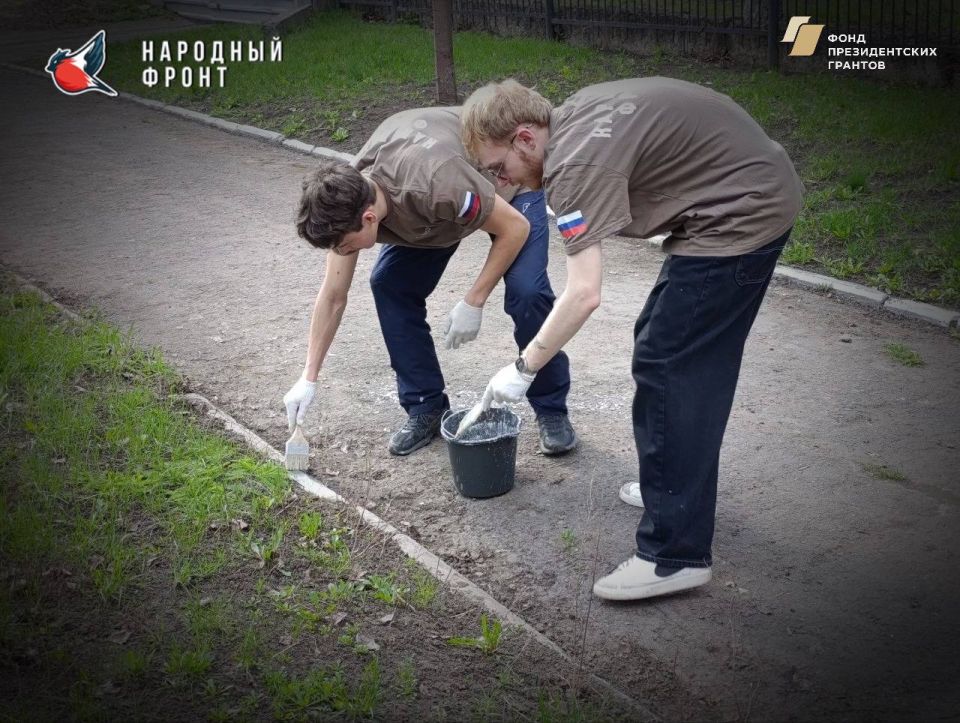 Активисты Молодёжки НФ из Алчевска собрались вместе, чтобы провести коллективный субботник и внести свой вклад в благоустройство родного города Активисты Молодёжки НФ из Алчевска собрались вместе, чтобы провести коллективный субботник и внести свой вклад в благоустройство родного города