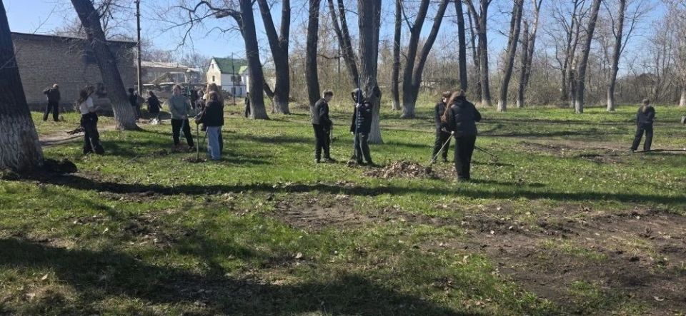Сегодня, в рамках проекта «Чистая страна», сотрудники отдела жизнеобеспечения пгт Новодарьевка совместно с активистами первичного отделения Всероссийскойполитической партии «Единая Россия» № 11 пгт Новодарьевка города... Сегодня, в рамках проекта «Чистая страна», сотрудники отдела жизнеобеспечения пгт Новодарьевка совместно с активистами первичного отделения Всероссийскойполитической партии «Единая Россия» № 11 пгт Новодарьевка города...