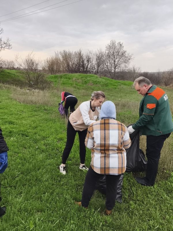 Чистота в Лутугино: сотрудники «Энергосбыта» привели в порядок переулок Спортивный Чистота в Лутугино: сотрудники «Энергосбыта» привели в порядок переулок Спортивный