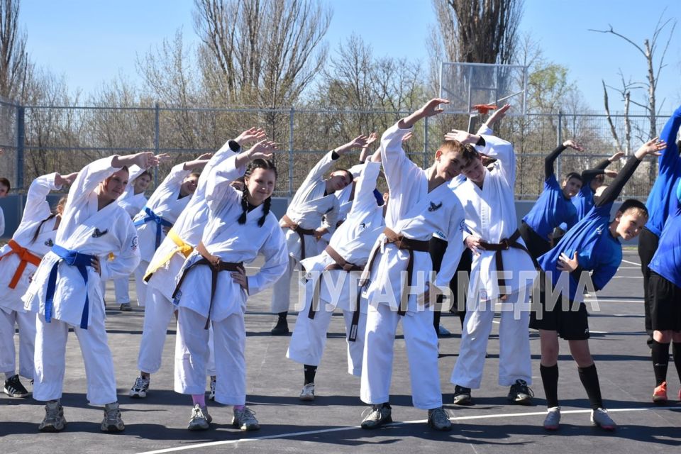 В Лутугино дан старт спортивному марафону «Сила России», который в этом году ознаменовался особым событием – открытой тренировкой на новом физкультурно-оздоровительном комплексе открытого типа В Лутугино дан старт спортивному марафону «Сила России», который в этом году ознаменовался особым событием – открытой тренировкой на новом физкультурно-оздоровительном комплексе открытого типа
