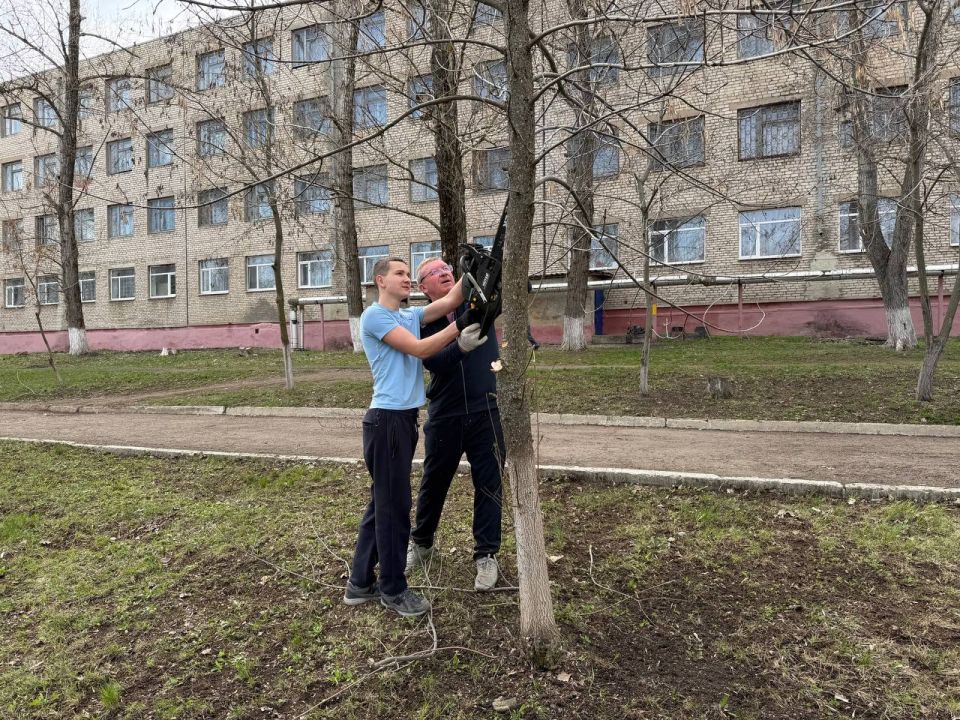 Фотофакт: В Молодогвардейском многопрофильном колледже имени героев подпольной организации «Молодая гвардия» продолжается активная работа по благоустройству территории учебного заведения Фотофакт: В Молодогвардейском многопрофильном колледже имени героев подпольной организации «Молодая гвардия» продолжается активная работа по благоустройству территории учебного заведения