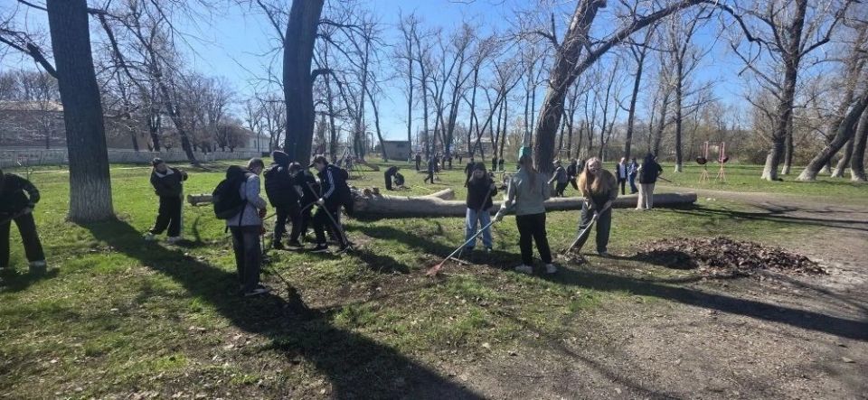 Сегодня, в рамках проекта «Чистая страна», сотрудники отдела жизнеобеспечения пгт Новодарьевка совместно с активистами первичного отделения Всероссийскойполитической партии «Единая Россия» № 11 пгт Новодарьевка города... Сегодня, в рамках проекта «Чистая страна», сотрудники отдела жизнеобеспечения пгт Новодарьевка совместно с активистами первичного отделения Всероссийскойполитической партии «Единая Россия» № 11 пгт Новодарьевка города...