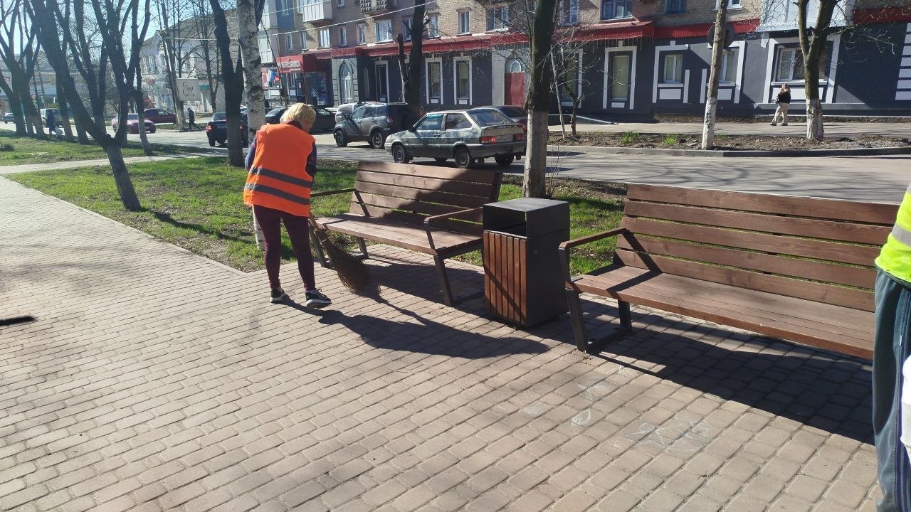МУП «ЖЭК» города Ровеньки ежедневно проводит комплекс мероприятий, направленных на обеспечение чистоты и санитарно-эпидемиологического благополучия населения городского округа город Ровеньки МУП «ЖЭК» города Ровеньки ежедневно проводит комплекс мероприятий, направленных на обеспечение чистоты и санитарно-эпидемиологического благополучия населения городского округа город Ровеньки