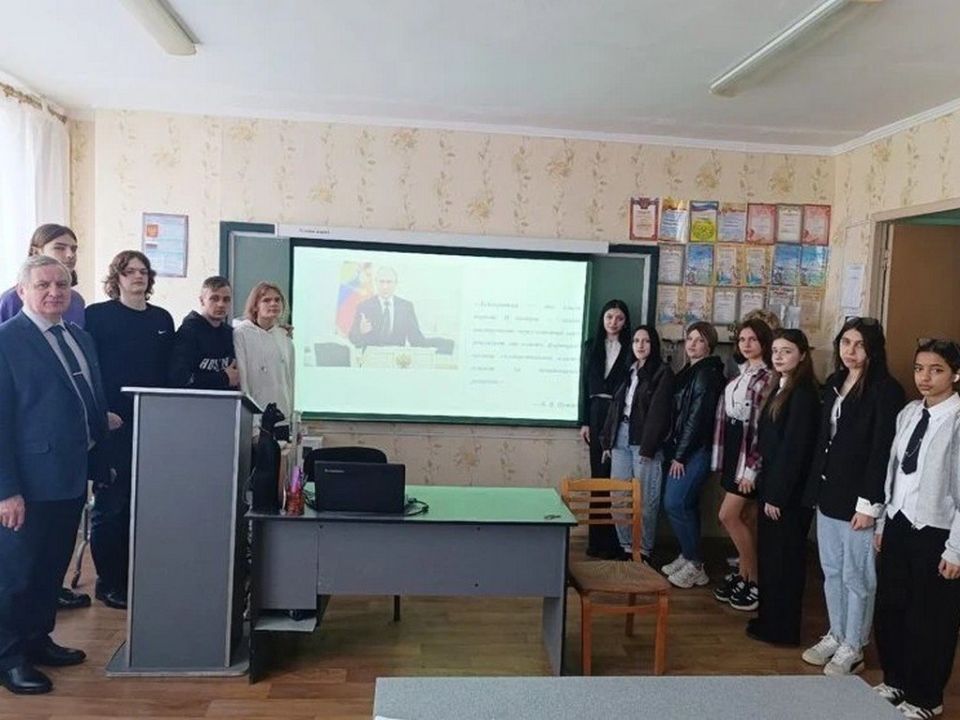 Члены УИК Алчевска проводят просветительские мероприятия для будущих избирателей Члены УИК Алчевска проводят просветительские мероприятия для будущих избирателей