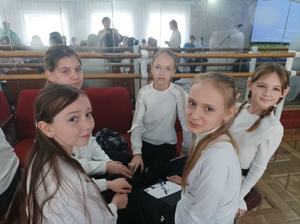 В Лутугинском доме детского и юношеского творчества прошла игра «Что? Где? Когда?» для 5-6 классов В Лутугинском доме детского и юношеского творчества прошла игра «Что? Где? Когда?» для 5-6 классов