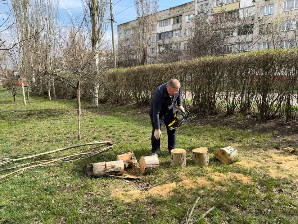 Фотофакт: В Молодогвардейском многопрофильном колледже имени героев подпольной организации «Молодая гвардия» продолжается активная работа по благоустройству территории учебного заведения Фотофакт: В Молодогвардейском многопрофильном колледже имени героев подпольной организации «Молодая гвардия» продолжается активная работа по благоустройству территории учебного заведения